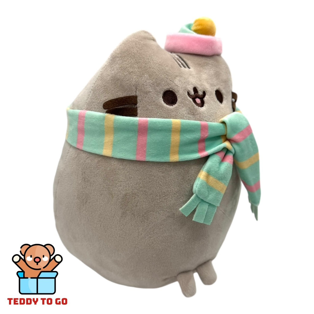 Cozy Winter Pusheen the Cat knuffel zijaanzicht